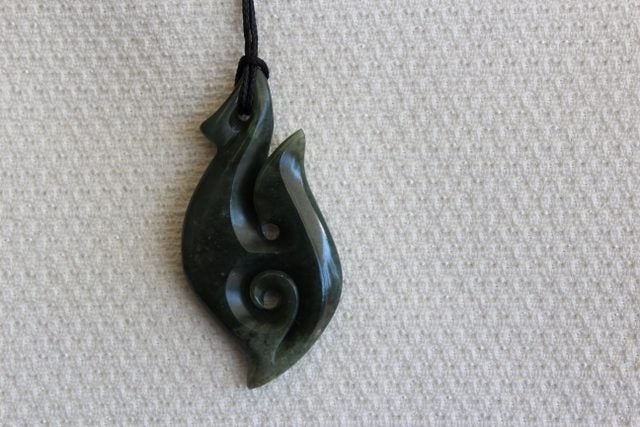 BEAUTIFUL New Zealand**INANGA FLOWER ** POUNAMU KORU PENDANT #195 Carousel 3