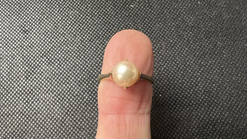 Vintage Estate 9ct Gold Ring with Large Pearl - Lot E835 Carousel 1