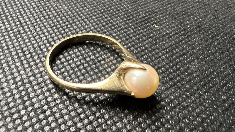 Vintage Estate 9ct Gold Ring with Large Pearl - Lot E835 Carousel 2