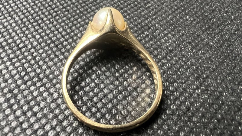 Vintage Estate 9ct Gold Ring with Large Pearl - Lot E835 Carousel 4