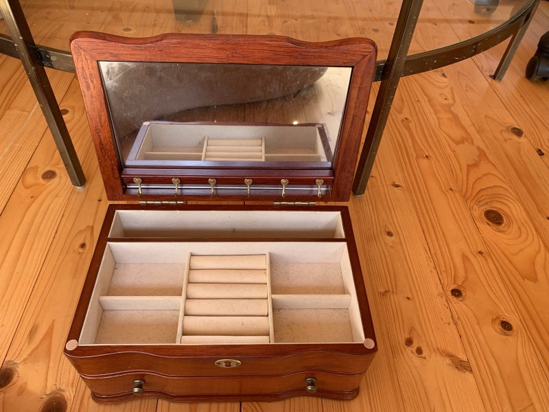 Beautiful vintage jewellery box Carousel 2