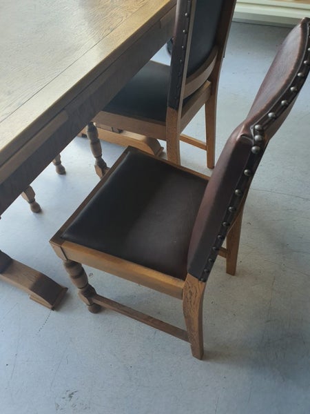 Lovey Old honey Oak table with 4 chairs Carousel 5