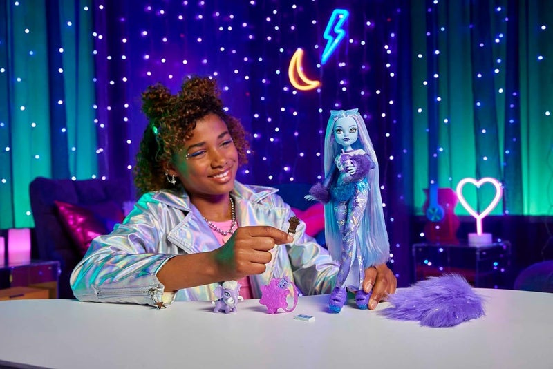 Monster High: Abbey Bominable Yeti Fashion Doll with Pet Mammoth Carousel 6