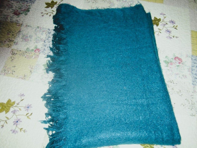 VIBRANT MOHAIR THROW Carousel 2