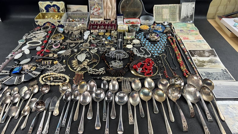 Estate Lot – Vintage Collectables, Jewellery, Silverware, Banknotes - Lot W541 Carousel 1