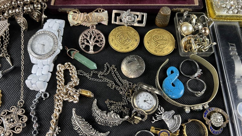 Estate Lot – Vintage Collectables, Jewellery, Silverware, Banknotes - Lot W541 Carousel 2