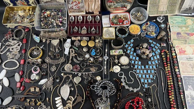 Estate Lot – Vintage Collectables, Jewellery, Silverware, Banknotes - Lot W541 Carousel 20