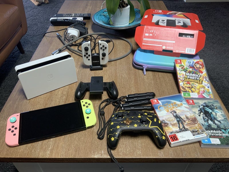 Nintendo OLED switch + 3 games // Accessories Carousel 1