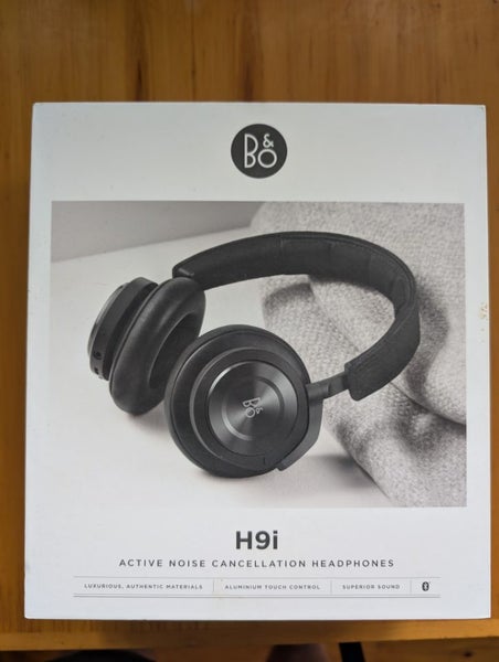 Noise Cancelling Headphones Carousel 1