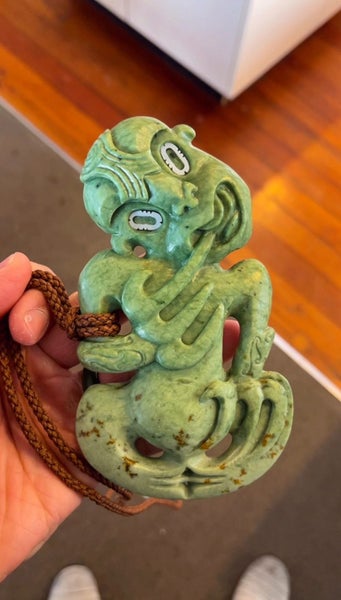 XXL Hei tiki - Kokopu Pounamu Carousel 1