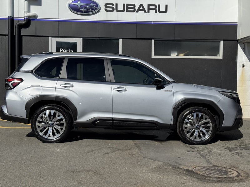 2025 Subaru Forester Strong Hybrid Touring 2.5L...63613523915650114