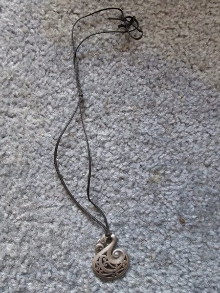 SMALL PENDANT NECKLACE TANIWHA DESIGN Carousel 1