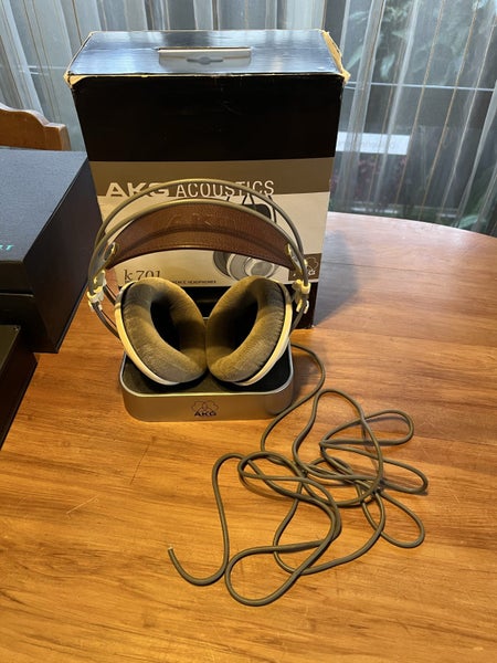 AKG K-701 Carousel 1