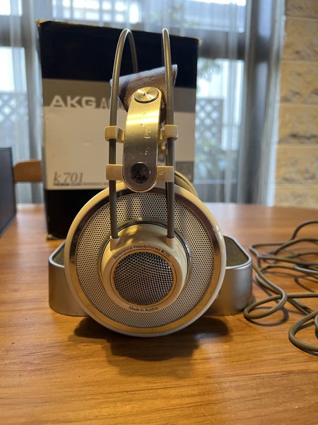 AKG K-701 Carousel 2