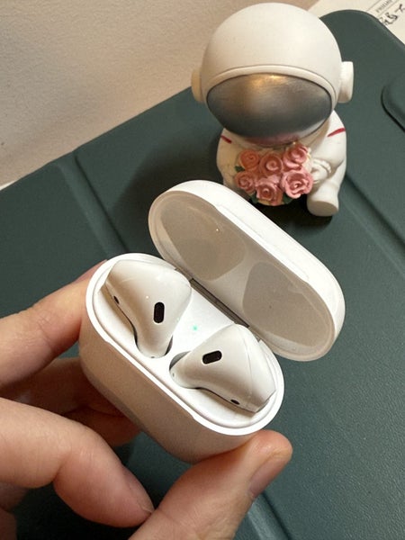 Almost New Apple AirPods Gen 2 – With Box63617300852482113