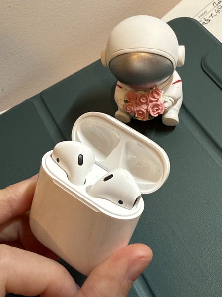 Almost New Apple AirPods Gen 2 – With Box63617300852482114