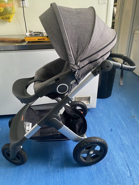 Stokke Trailz New Silver Frame Stroller + International Travel Casing Carousel 1