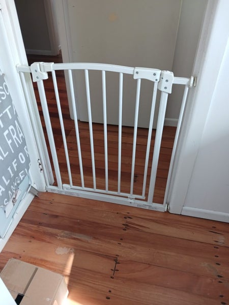 Baby safety gate Carousel 1