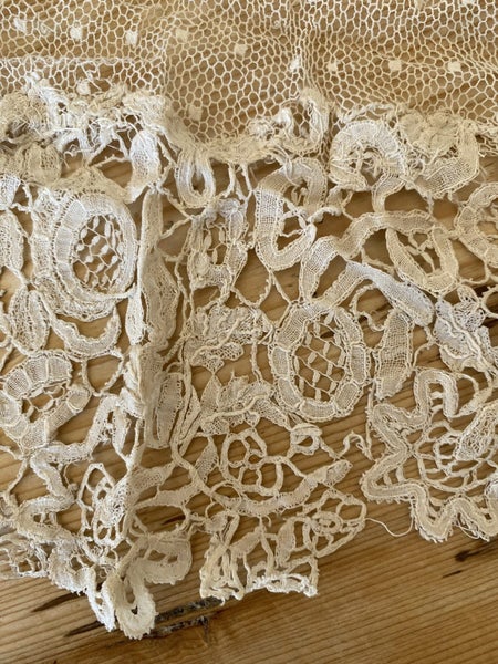 Circa 1900’s Gorgeous antique Honiton lace Lappet (Necktie) Carousel 4