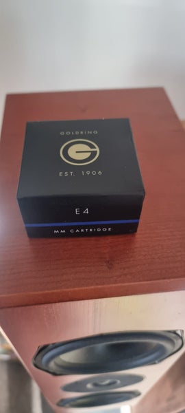 Goldring E4 catridge and stylus Carousel 1
