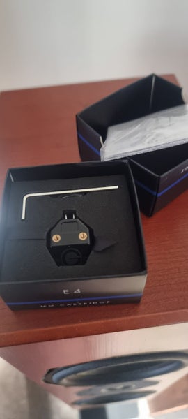 Goldring E4 catridge and stylus Carousel 2