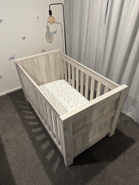 Poppy Roberts Cot + Sleepyhead Junior Mattress – $1 Reserve, Excellent Condition Carousel 1