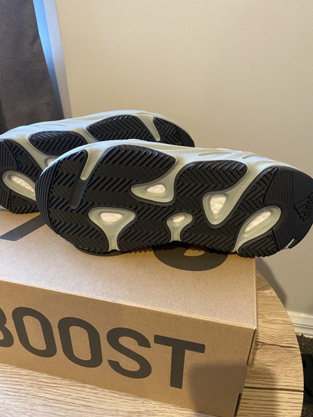 ADIDAS Yeezy Boost 700 - Sz 763617152477442112