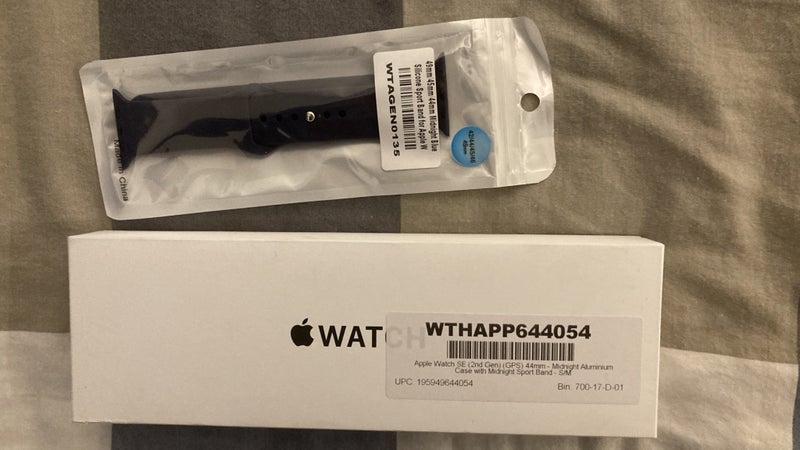 $1 RES! Brand New Apple Watch SE (2nd Gen) 44mm - Midnight Aluminium Carousel 1
