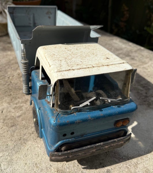 Marx Tip Truck Carousel 1