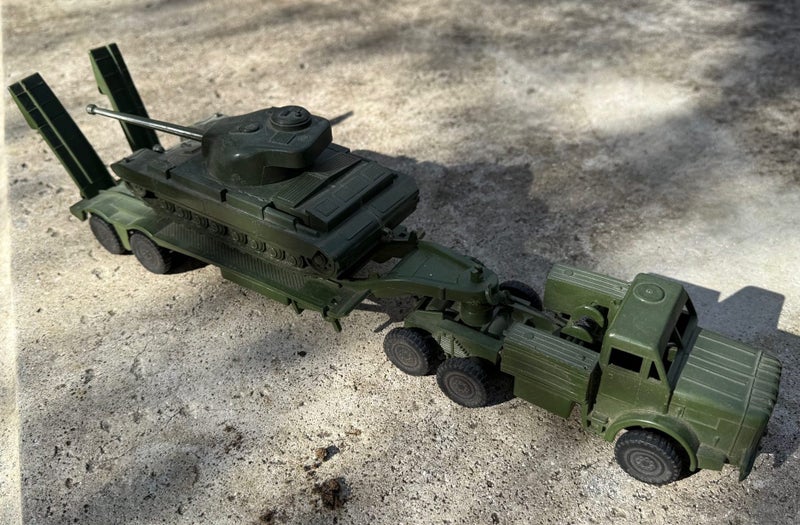 Tank Recovery truck and trailer toy. Carousel 1