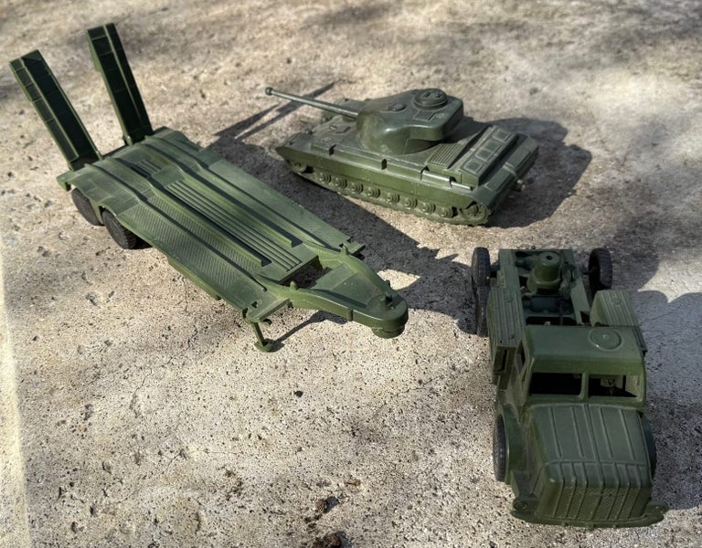 Tank Recovery truck and trailer toy. Carousel 2
