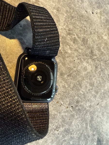 Apple Watch Series 4, 44mm Carousel 2
