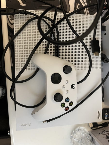 Xbox One S Console + One Controller (500 GB)63617296019329111