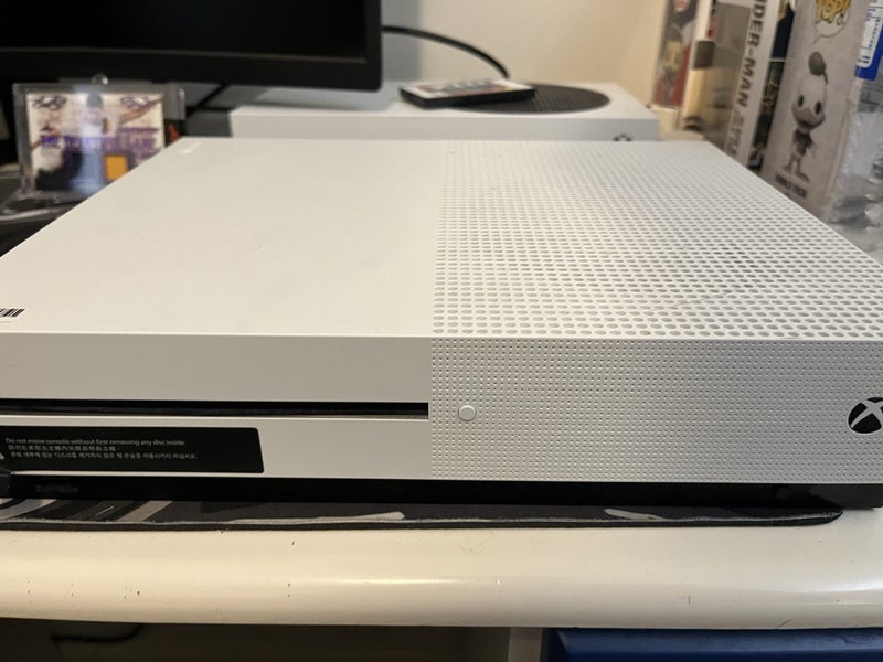 Xbox One S Console + One Controller (500 GB)63617296019329113
