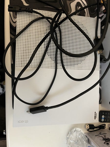 Xbox One S Console + One Controller (500 GB)63617296019329114