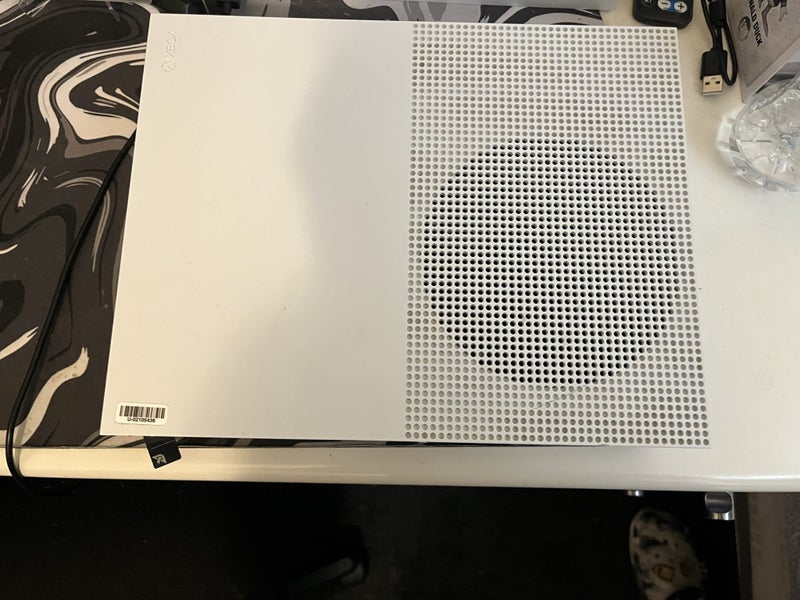 Xbox One S Console + One Controller (500 GB)63617296019329111
