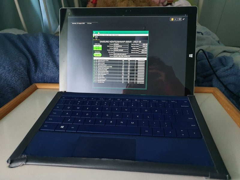 Microsoft Surface Pro 3 laptop tablet - 8 GB RAM, 256 GB i7-4550U touchscreen Carousel 1