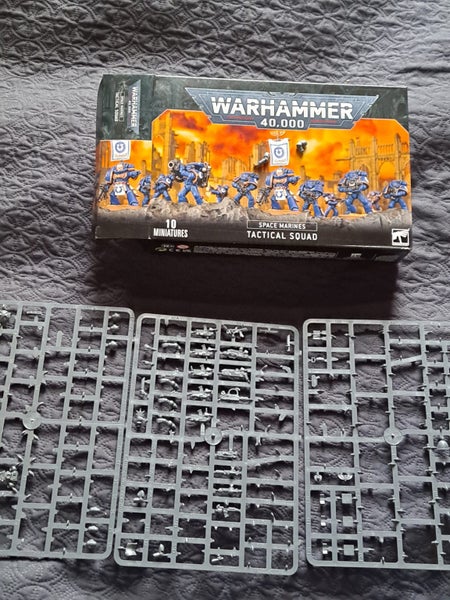 Warhammer 40k, spare parts for the space marines tactical squad. Carousel 1