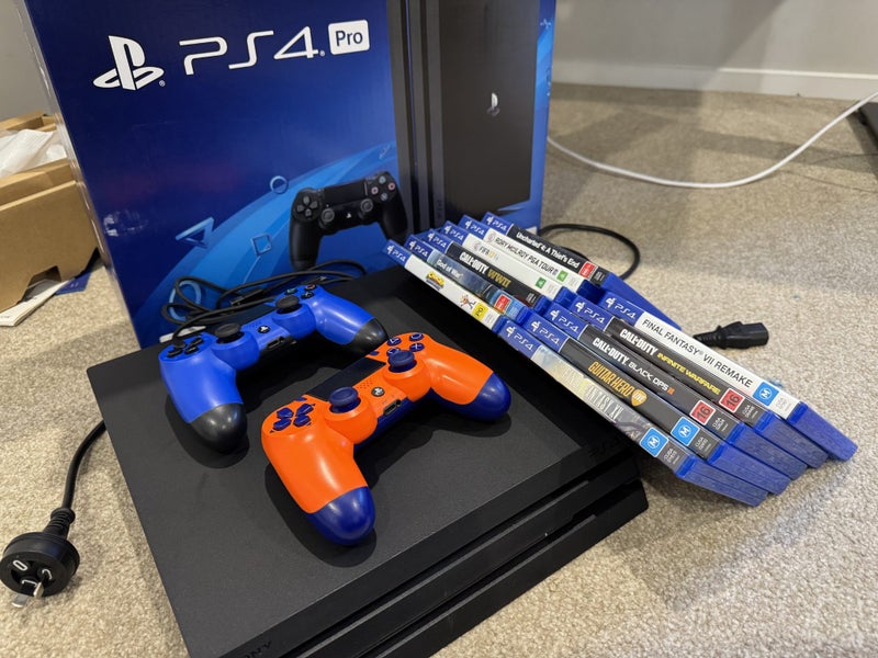 PS4 Pro, 2 controllers, 12 games Carousel 2