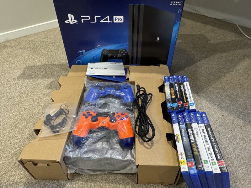 PS4 Pro, 2 controllers, 12 games Carousel 1