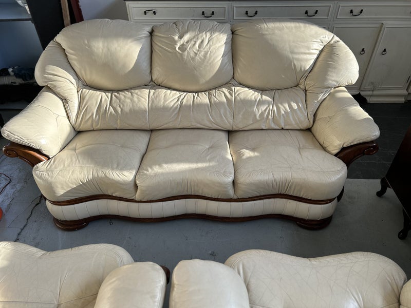 Leather lounge suite63617599023363111