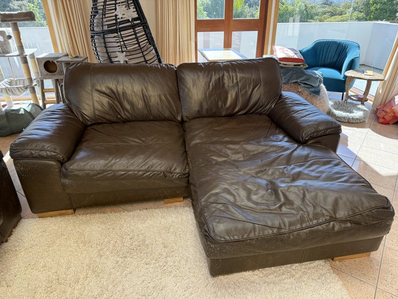 BIG TWO-PIECE LOUNGE SUITE! ****GOING CHEAP!!****63617310868993111