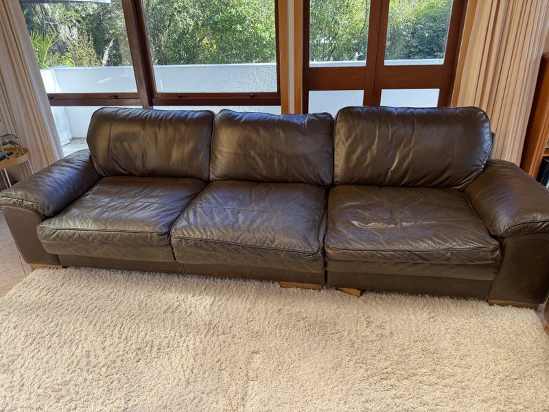 BIG TWO-PIECE LOUNGE SUITE! ****GOING CHEAP!!****63617310868993112