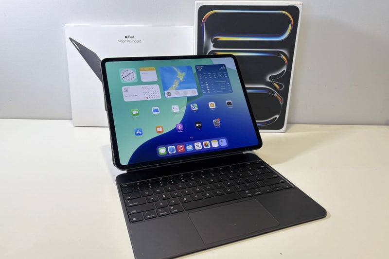 Apple iPad Pro 13" M4 Wi-Fi + Cellular 256GB w Apple Magic Keyboard (RRP:$3700)63617314349698110