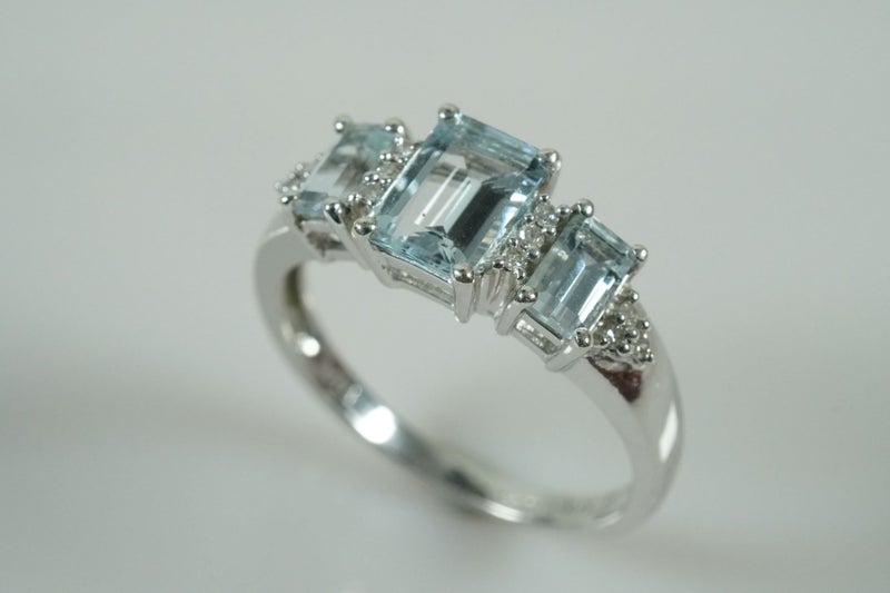 Stunning! Gorgeous 9ct Diamond & Aquamarine Ring Carousel 1
