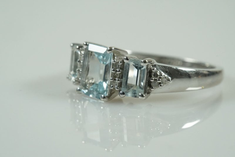 Stunning! Gorgeous 9ct Diamond & Aquamarine Ring Carousel 2