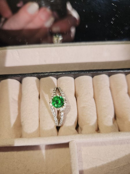 Stunning emerald and diamond ring Carousel 4
