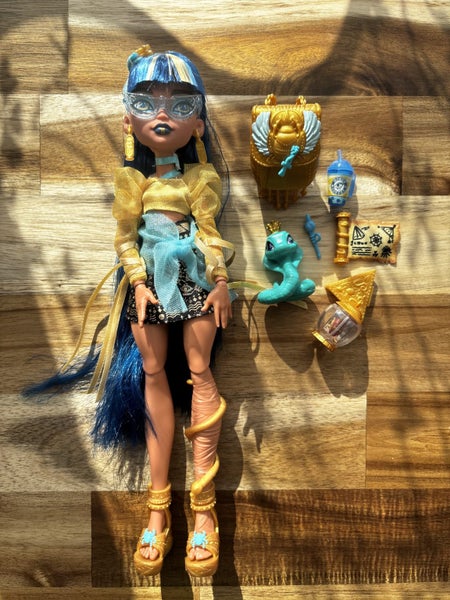 Cleo Monster High Carousel 1