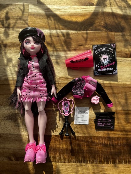 Monster High Fearbook Draculaura Carousel 1