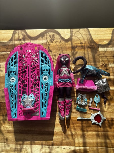 Monster High Hauntlywood Catty Carousel 1